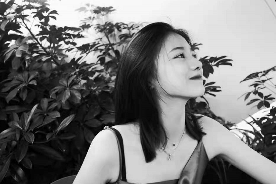 汪峰大女儿罕晒短发照，化淡妆清纯动人，16岁穿紧身衣秀傲人身材