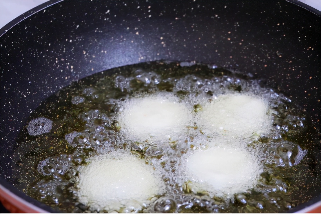 1碗糯米粉加上半勺红糖，做一份好吃解馋的小吃，软糯好吃