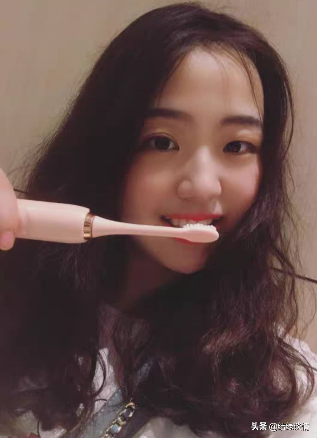 妻子双11过生日，丈夫准备送扫地机当生日礼物，妻子暗暗很高兴