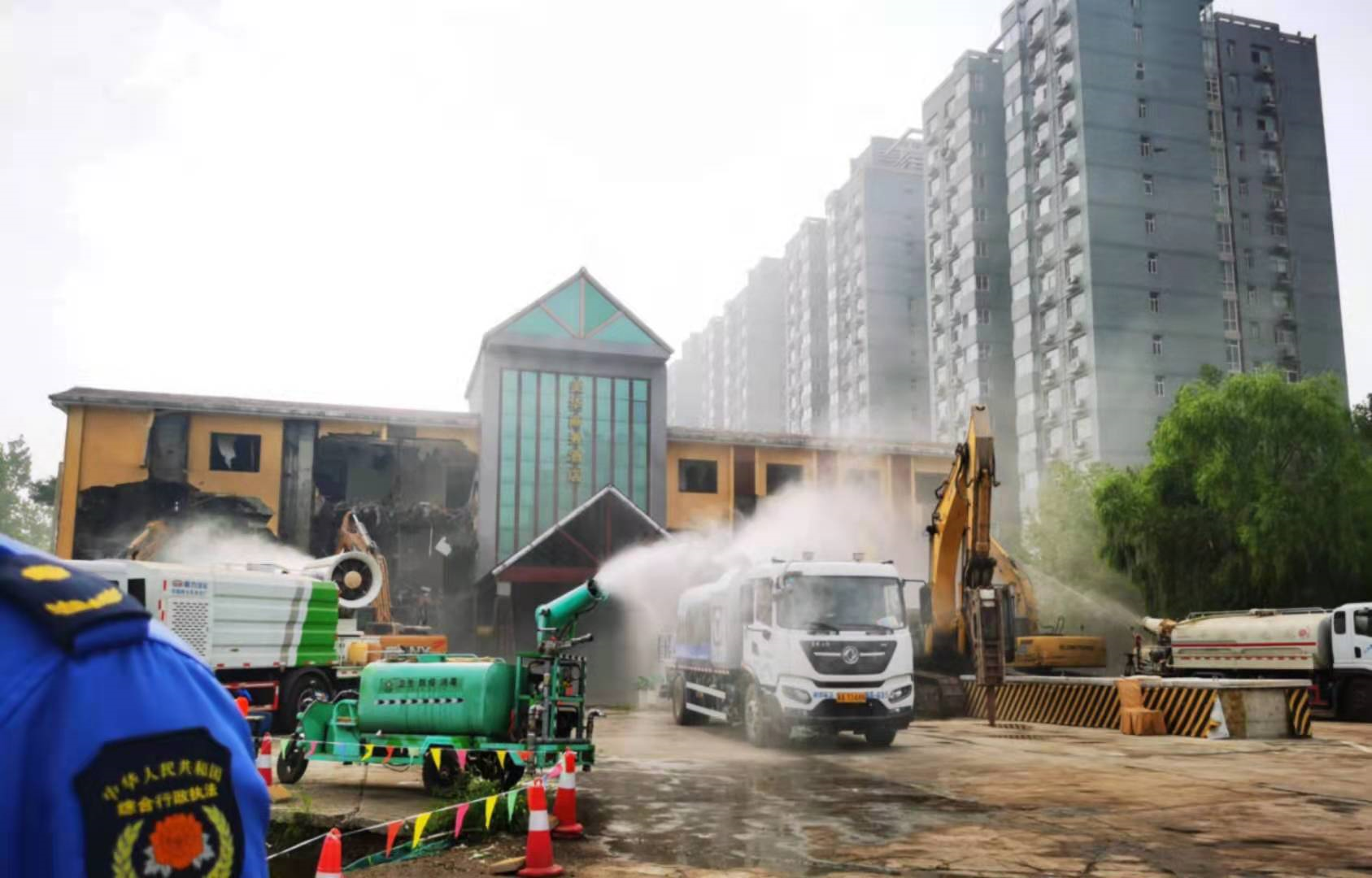 石家庄酒店被砸事件(石家庄市裕华区对私搭乱建、违章建筑“零容忍”，一酒店约8000平方米违建被拆除)