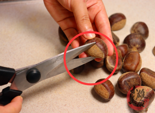 板栗去壳原来这么简单，教你一招，几分钟剥一大盘，又快又完整