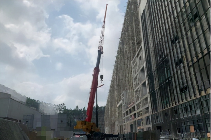 起重机少了声光报警器这个警示装置很危险，可九成企业忽视了它