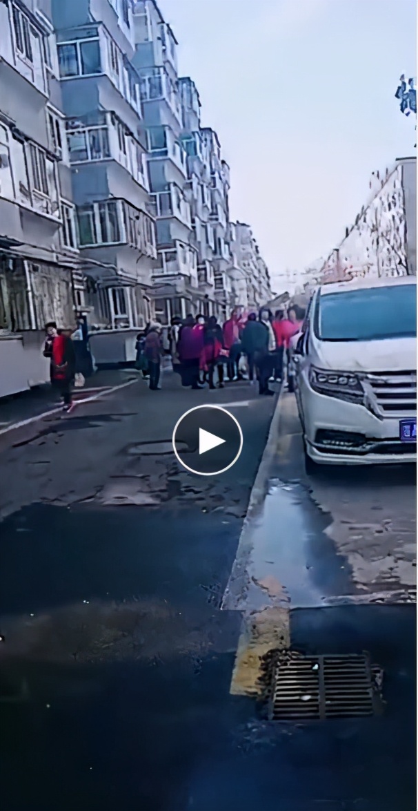 小区下水井发现情侣尸体，男子偷配钥匙入室掐死情敌勒死前妻被拘，知情者称“他媳妇跟人家跑了”