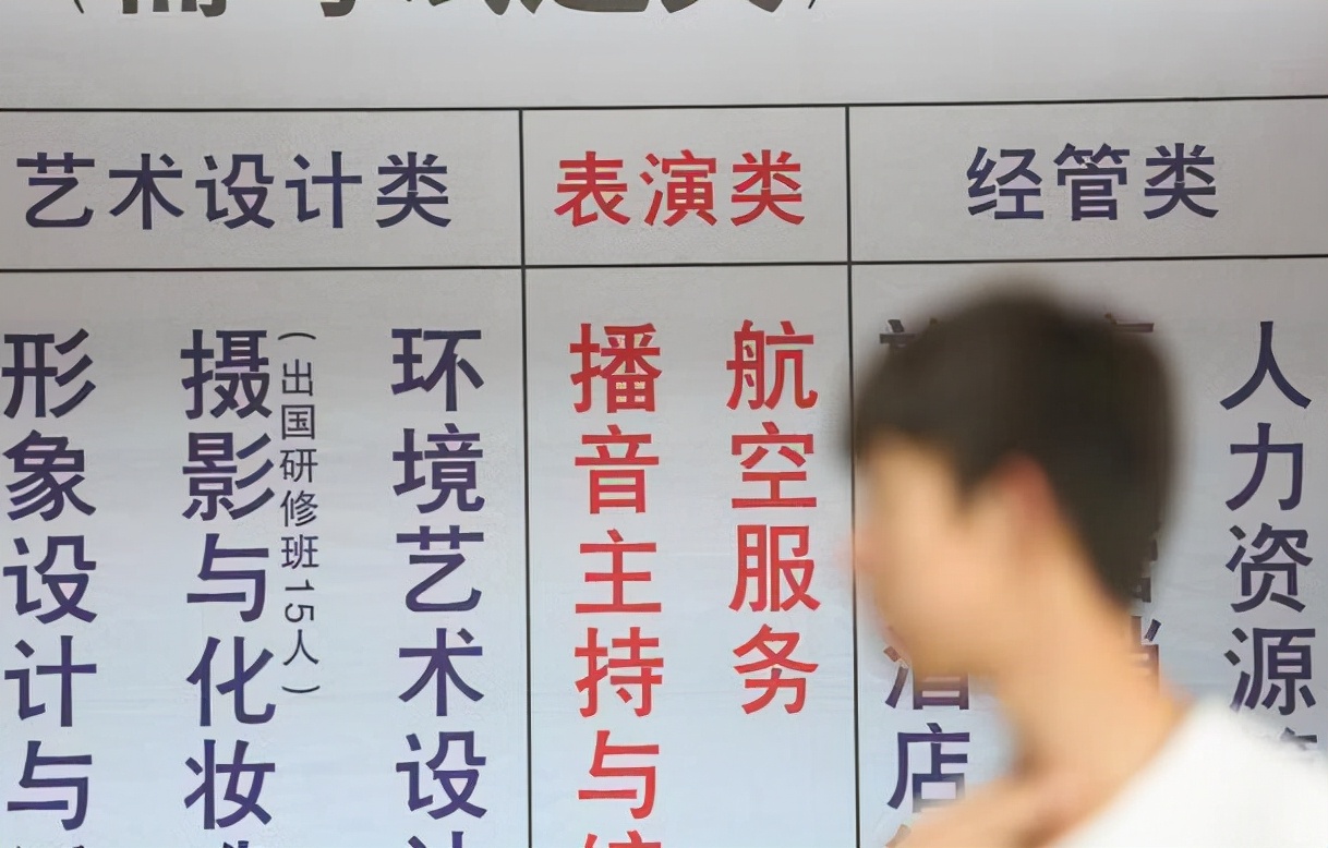 大一新生因体检不过关，入学5天就被学校劝退，他未来何去何从？