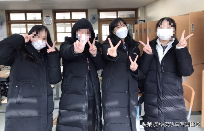 韩国的大学里居然还穿校服？
