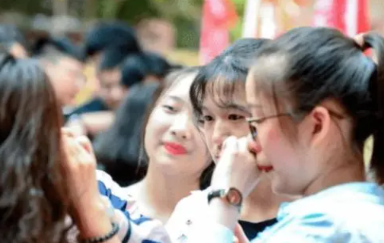 2021高考分数线出炉，文理科相差近百分，文科生：我们太难了