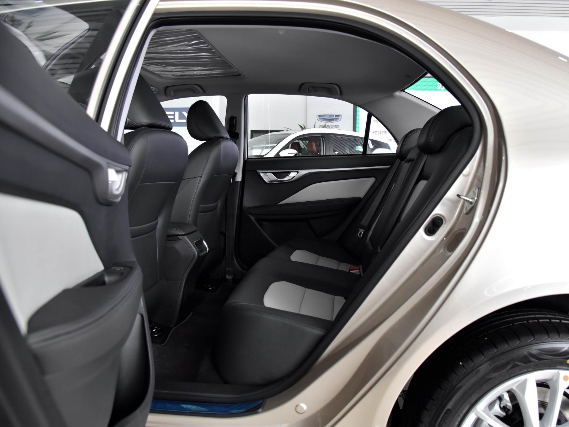 综合油耗仅6.1L/100km自主家用好推荐 实拍远景