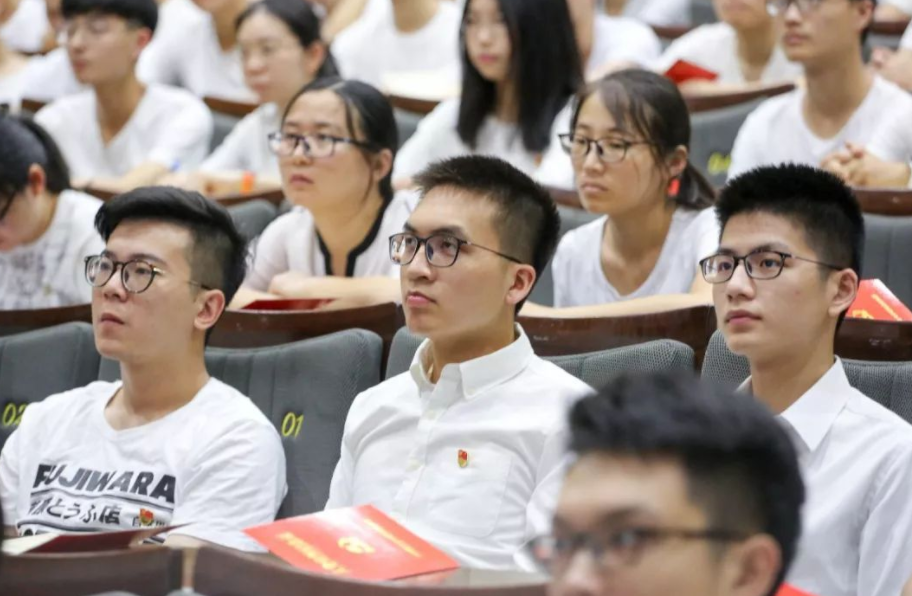 大学生入党有诸多优势，想要顺利入党，学生应该先了解决定权在谁