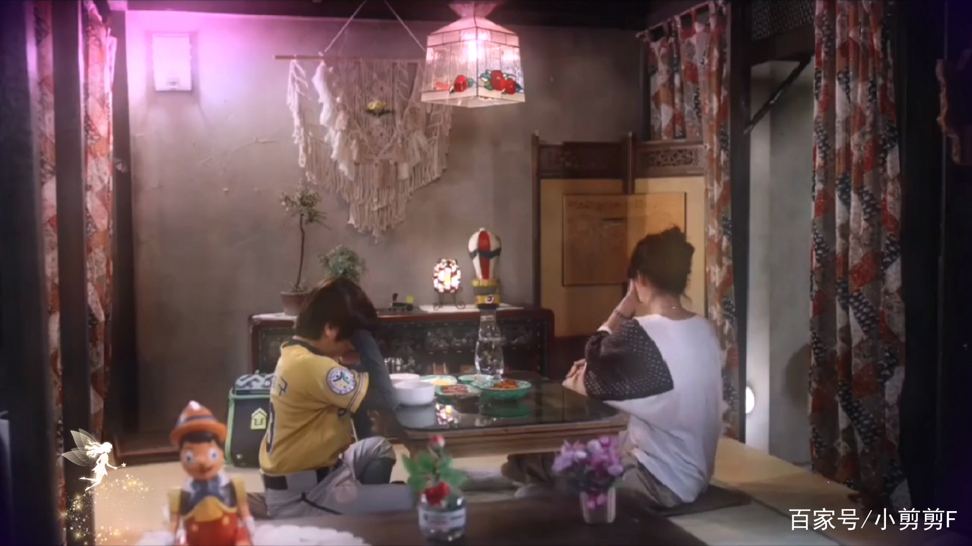 当骆驼绽放时，聪明的孩子说颜色。