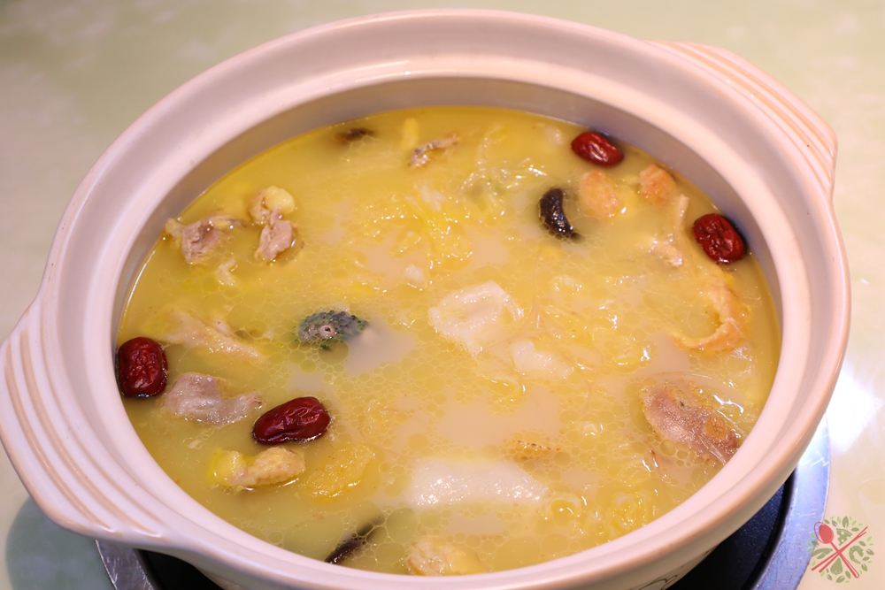 汇集12种食材的佛跳墙，鲍参翅肚样样都有