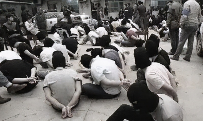 我在那里毫无尊严，脚下是“毒”，头顶是“枪！”