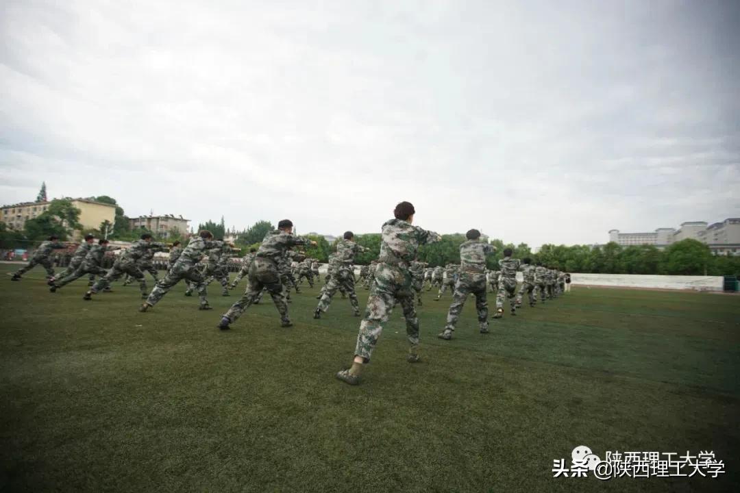 雨中闭幕，2020级军训汇报，请您检阅