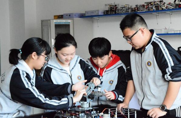 “小升初”后学校要求统一发型，看了标准发型后，学生表示拒绝