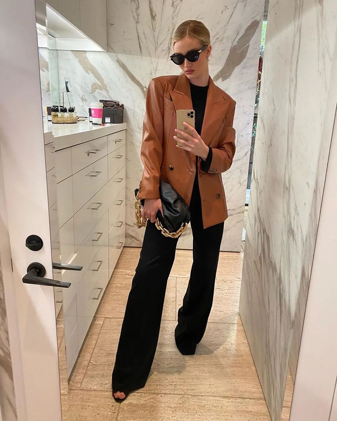 就算你有100件衣服，你的衣柜里总会缺一件WE11DONE