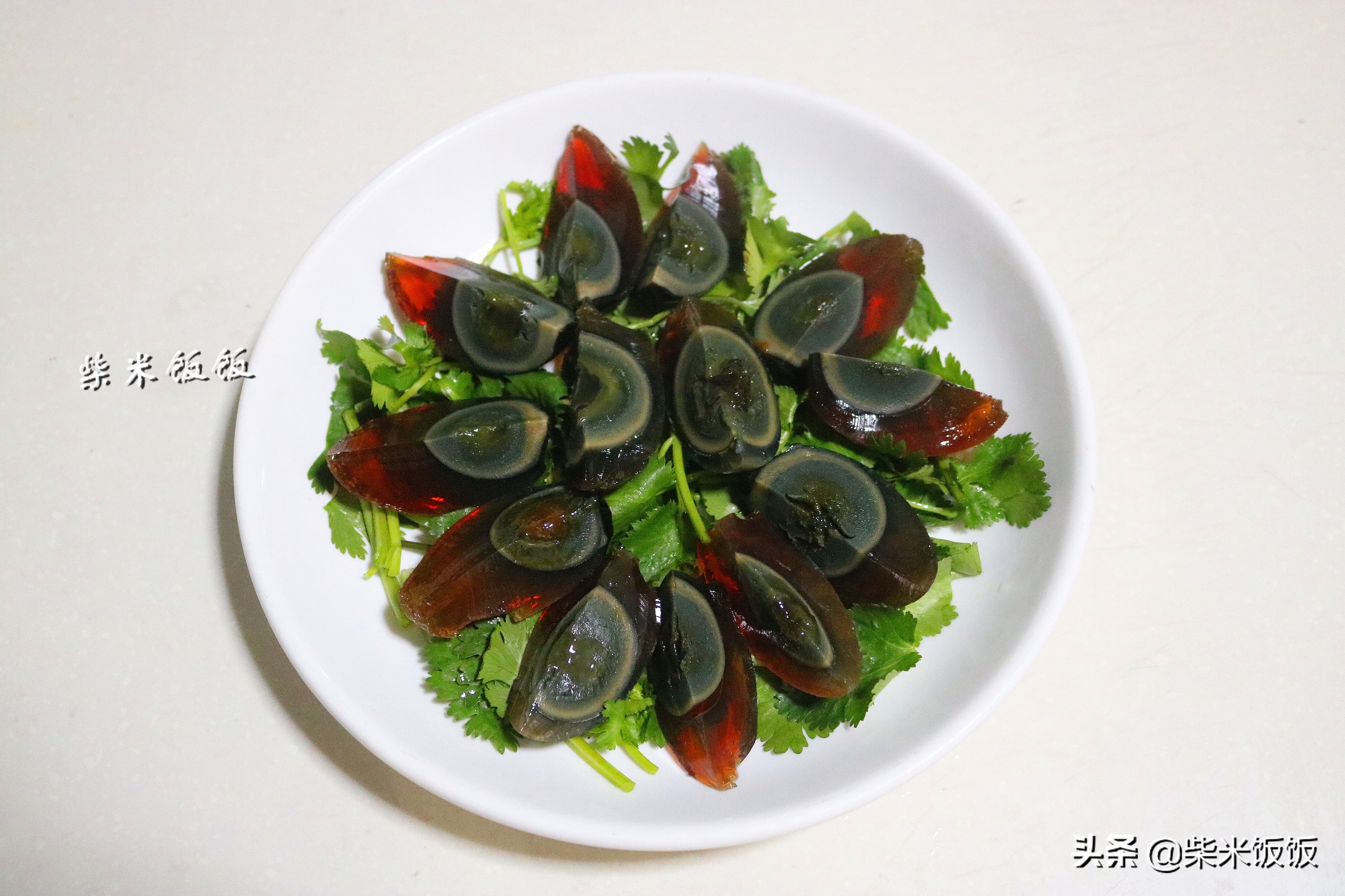 凉拌皮蛋怎么做？一碗料汁就够了！这味道，宴客也够面