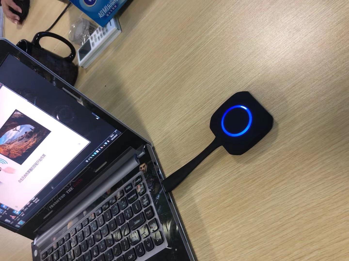 不用HDMI和VGA线，投影仪怎么无线连接电脑和手机