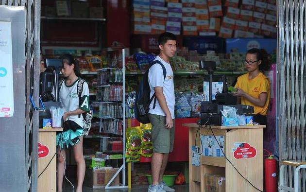 4部门联合明确规定，非寄宿制学校不得设置小卖部，食堂禁止承包