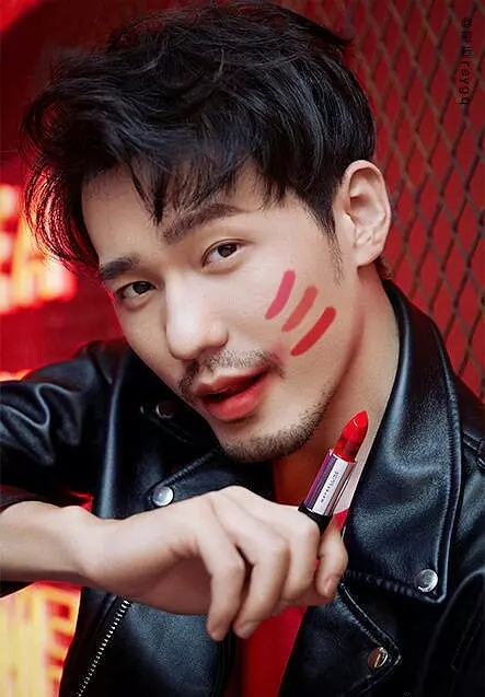 沈腾拍彩妆广告，还在线涂口红试色，沈叔叔是想劝人拔草吧……