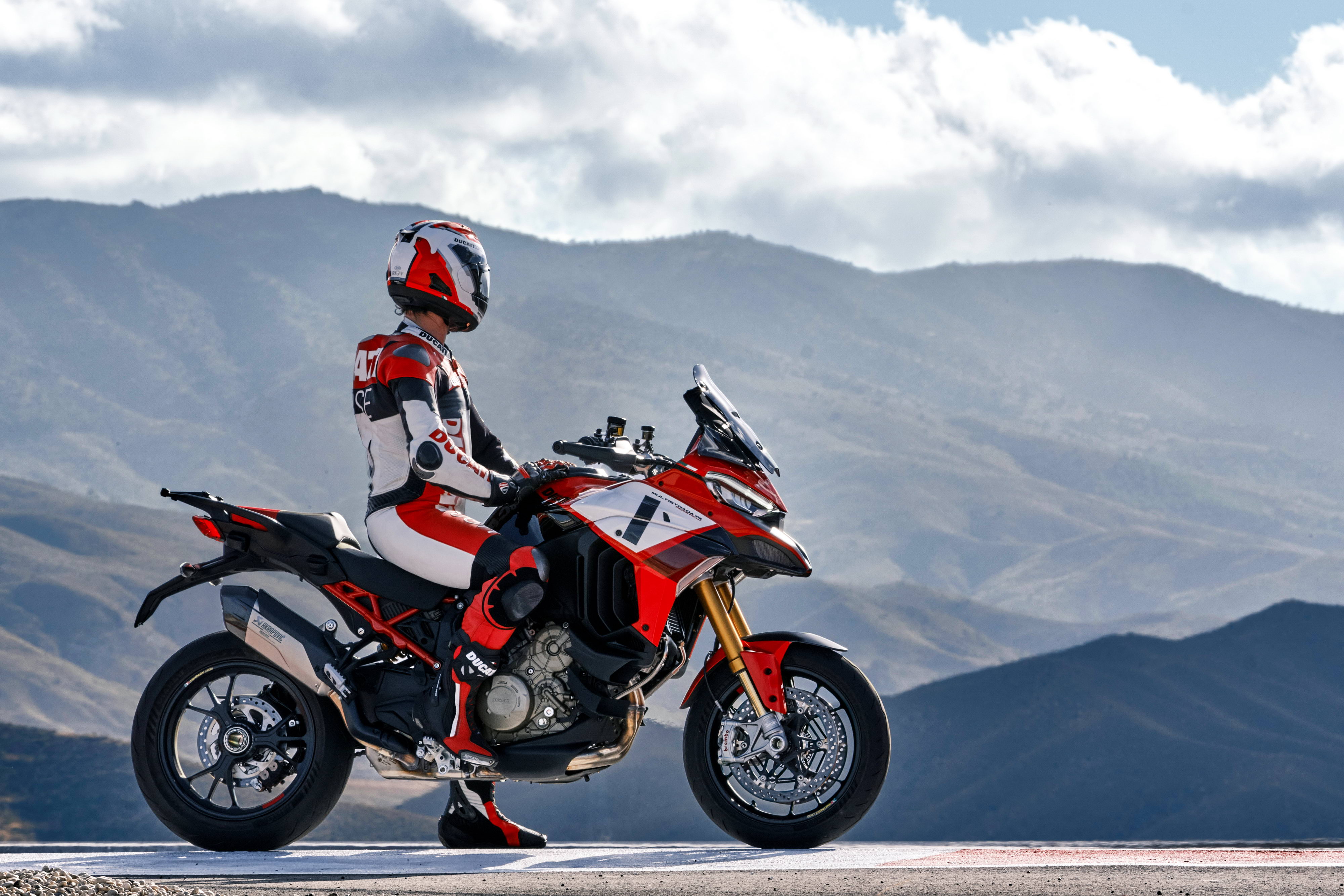 杜卡迪 2022 Multistrada V4 派克峰版 户外特写