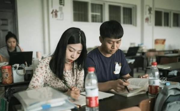 南开大学为学生提供夫妻宿舍，住宿费每年2400元，18对夫妻已入住