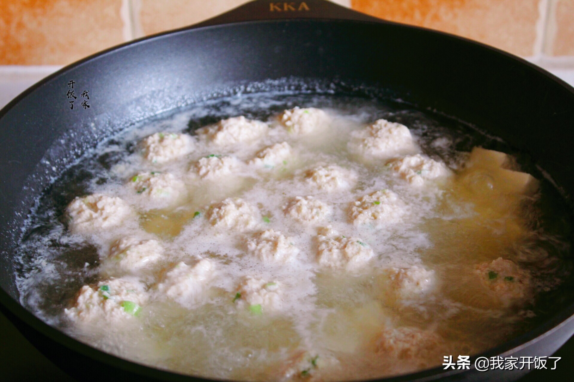生汆肉丸这样做，3斤猪肉不够吃，肉嫩又劲道，不腥不柴有诀窍