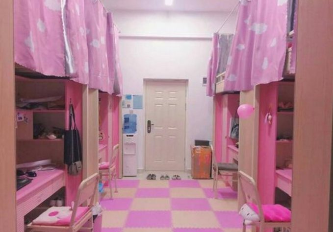 当代女大学生宿舍真实现状，男生自叹不如：清凉可以，但不能乱