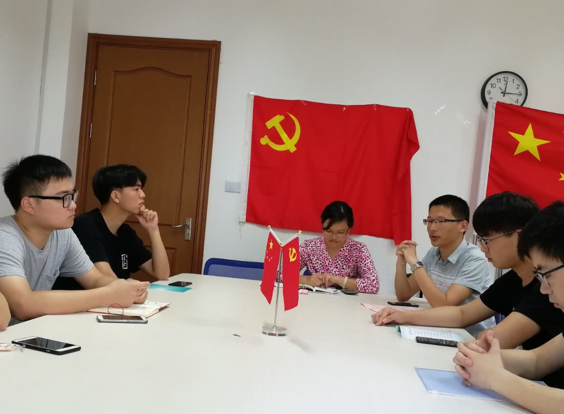 大学生入党好处多，可弊端却很少有人知道，学生想好再做决定