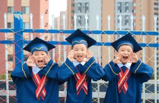 幼儿园拍“大片”毕业照，用心程度能打满分，但家长却并不认同