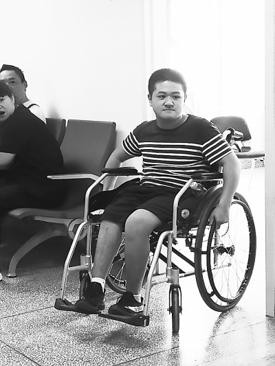 湖北19岁特殊新生：坐轮椅上学，学校贴心帮扶