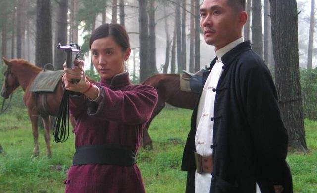 鲜儿上了二龙山以后,江湖报号三江红,也是官府通缉的女匪首.