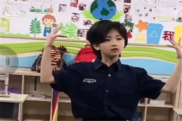 陕西10岁女孩教室跳舞走红,一头短发英气十足,网友直呼原地出道