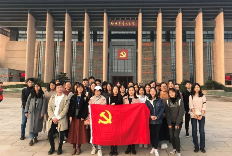 大学生入党有诸多优势，想要顺利入党，学生应该先了解决定权在谁