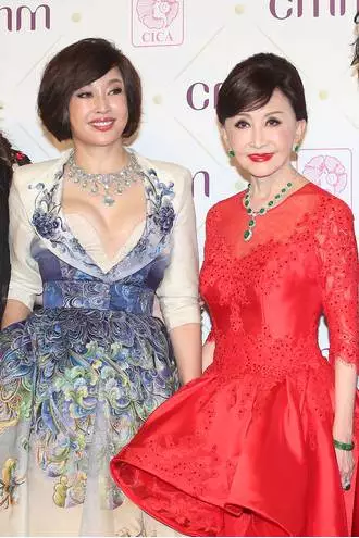 几十万名牌包,上亿帝王绿翡翠,明星烧钱“富养”女儿大PK