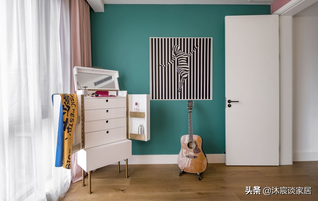 向往田园生活的夫妻俩，把家装得清爽大方，还有让人快乐的大阳台