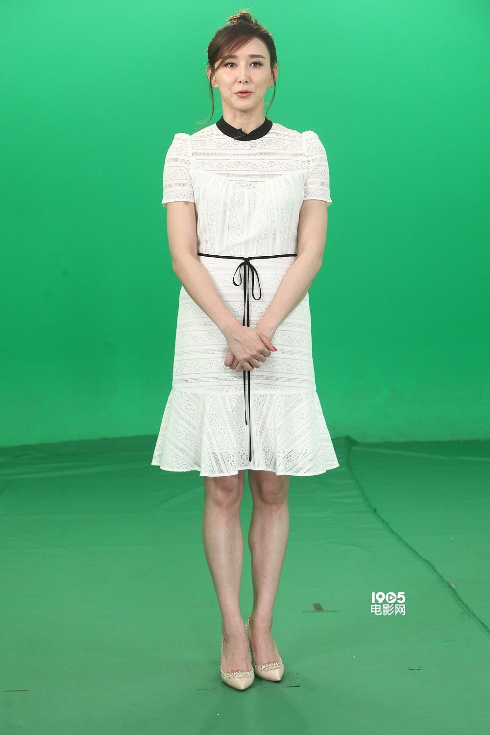 胡静真没"阔太架子",白t恤搭配半身裙简约温柔,低调随性