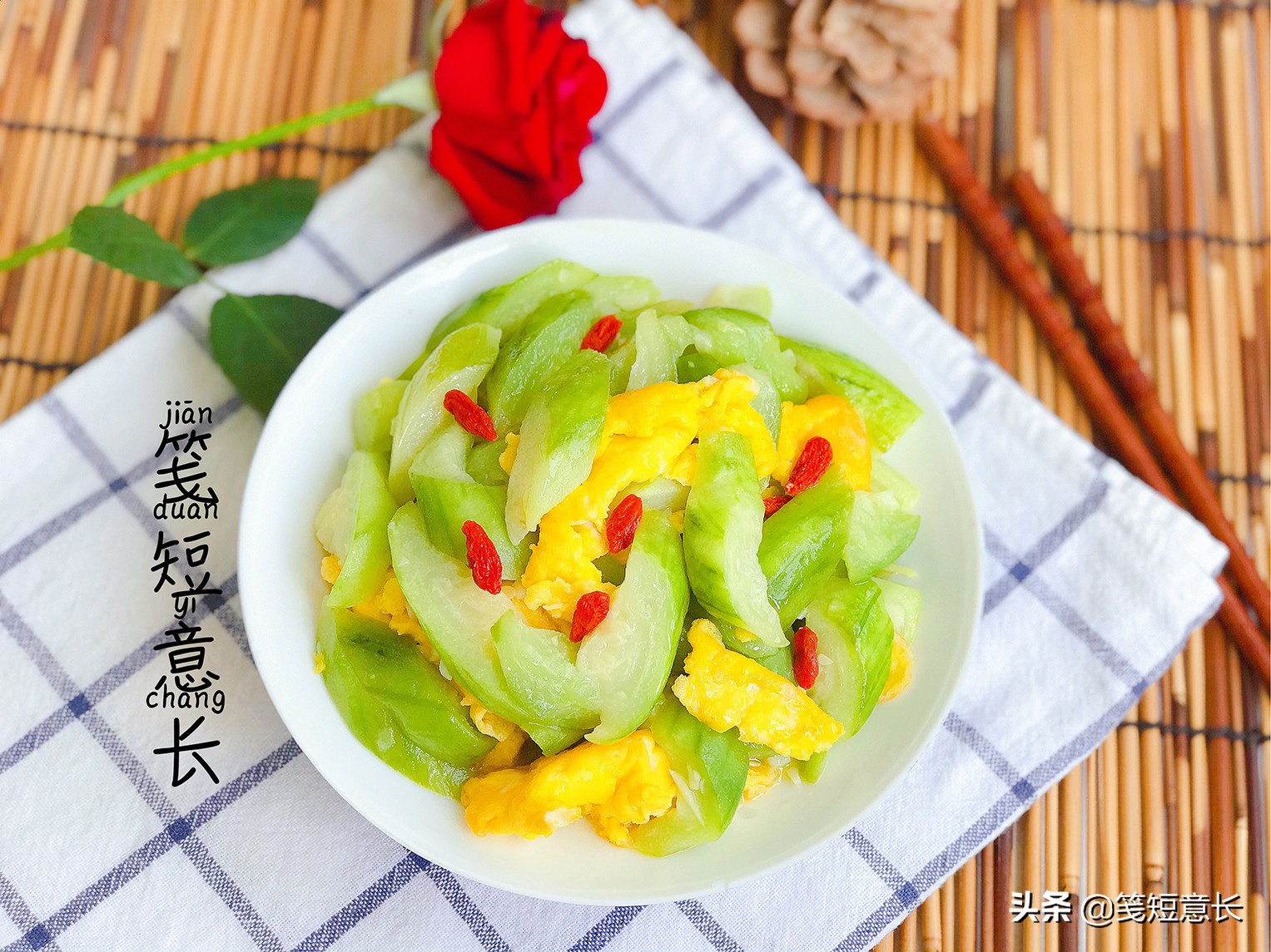 炒丝瓜时怎样做才能颜色翠绿不发黑，窍门很简单，总还有人记不住