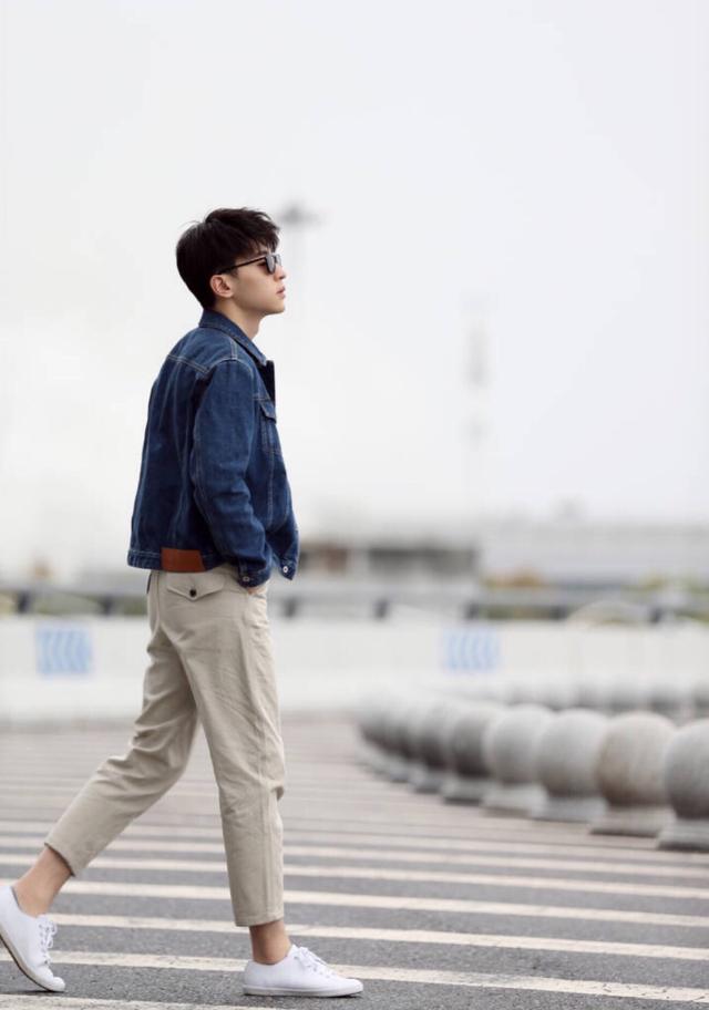 邓伦穿上牛仔衬衣,清新干爽少年感十足