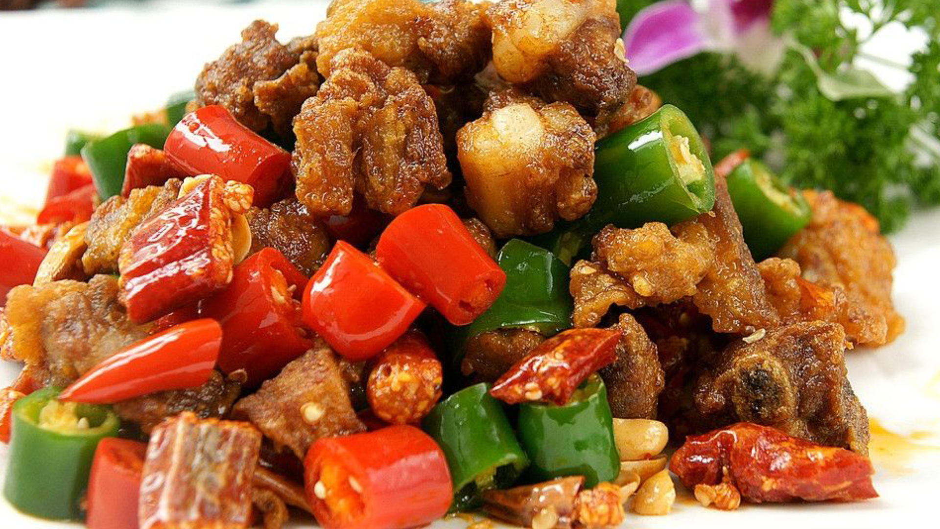 香辣排骨的做法(香辣排骨创新家常做法色泽鲜艳)