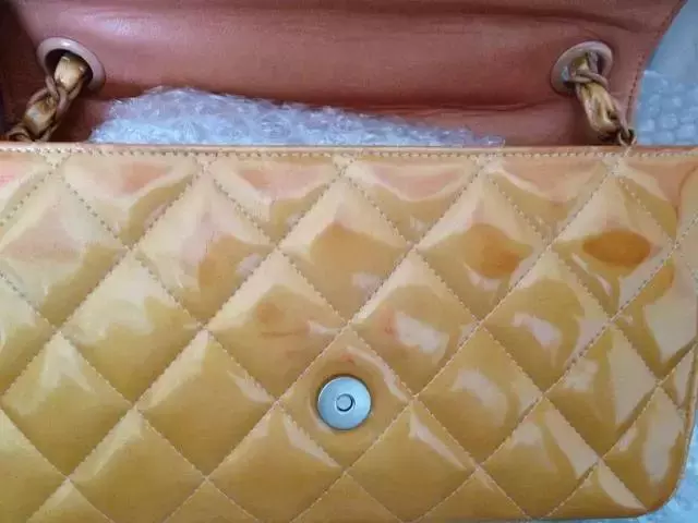 上万元的包包可别糟蹋了，这样保养，再背10年都不会烂！