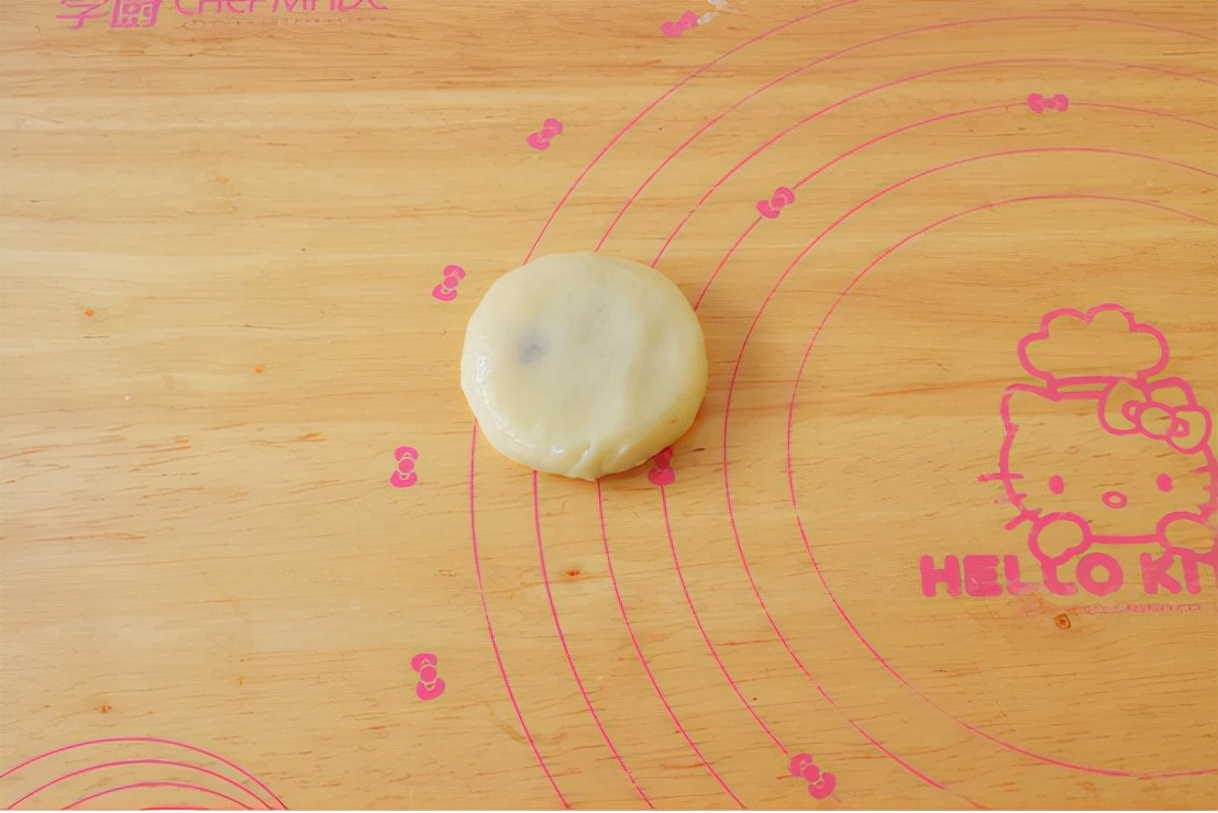 1碗糯米粉加上半勺红糖，做一份好吃解馋的小吃，软糯好吃