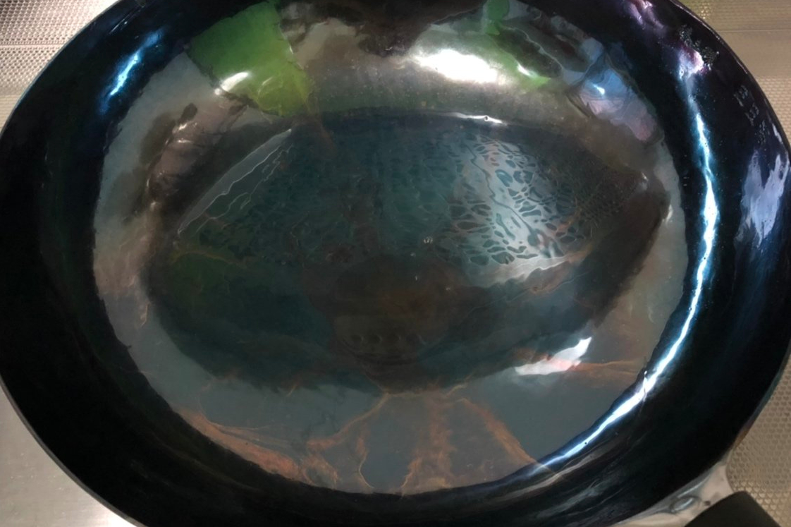 厨师长分享开锅的过程，只需一块猪皮，轻松搞定，再也不怕粘锅了