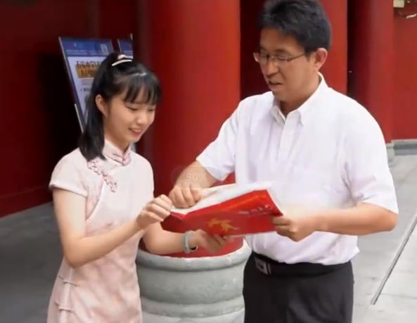 北大首封录取通知书送达，收件人美貌与才华并存，成功就读大钊班