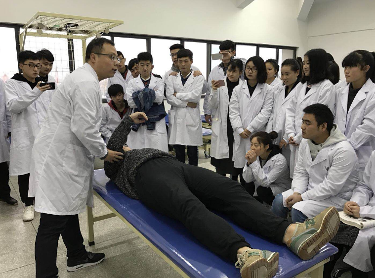 文科生也可以学医？4个适合文科生的医学专业，难度不大还好就业