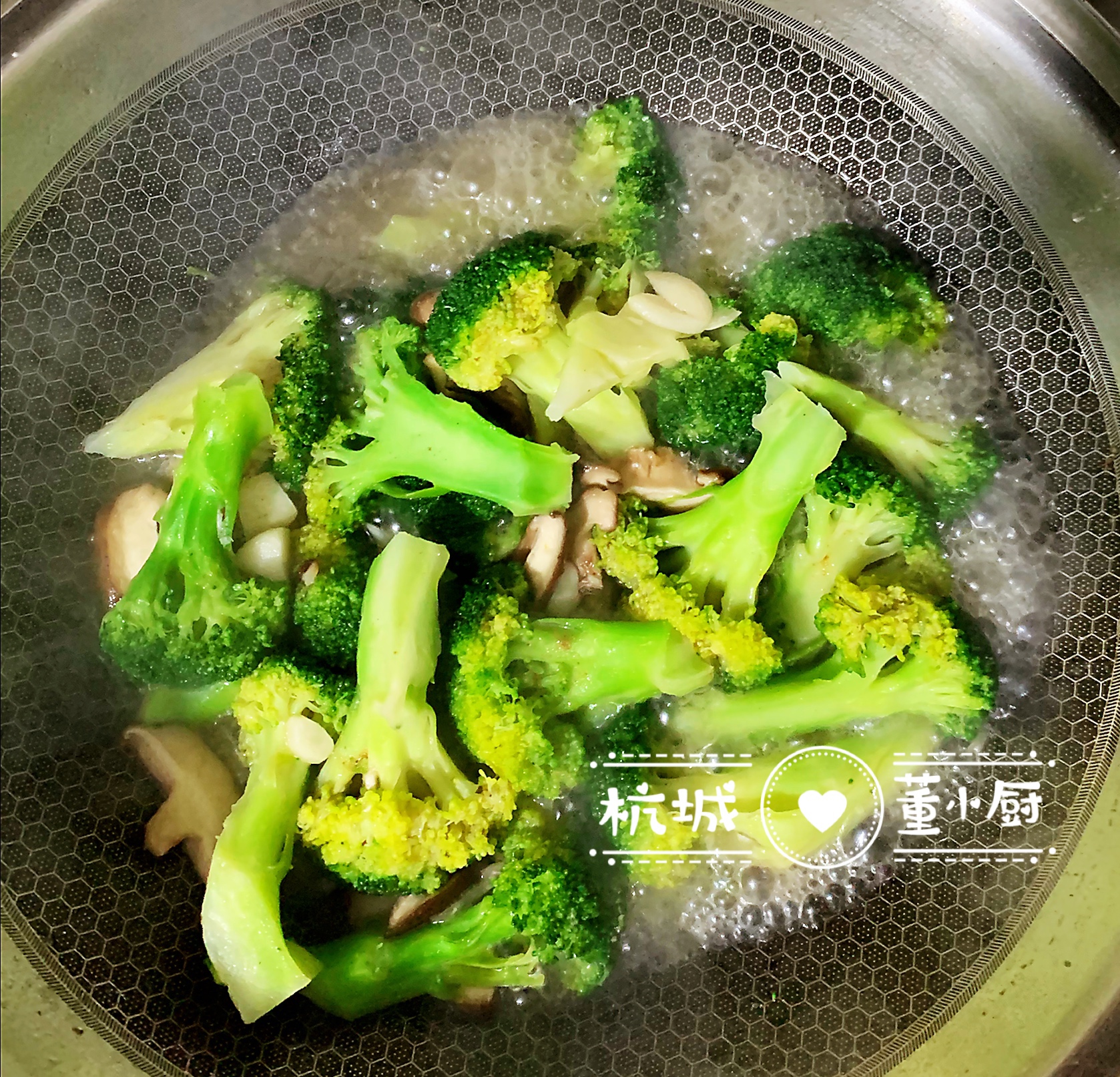 西兰花炒香菇的做法（减肥瘦身必吃菜品清香爽口美味减脂）