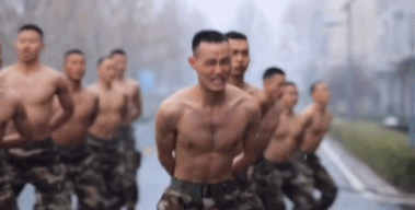 常年训练的军人VS撸铁肌肉男，肌肉形态会有什么差别？