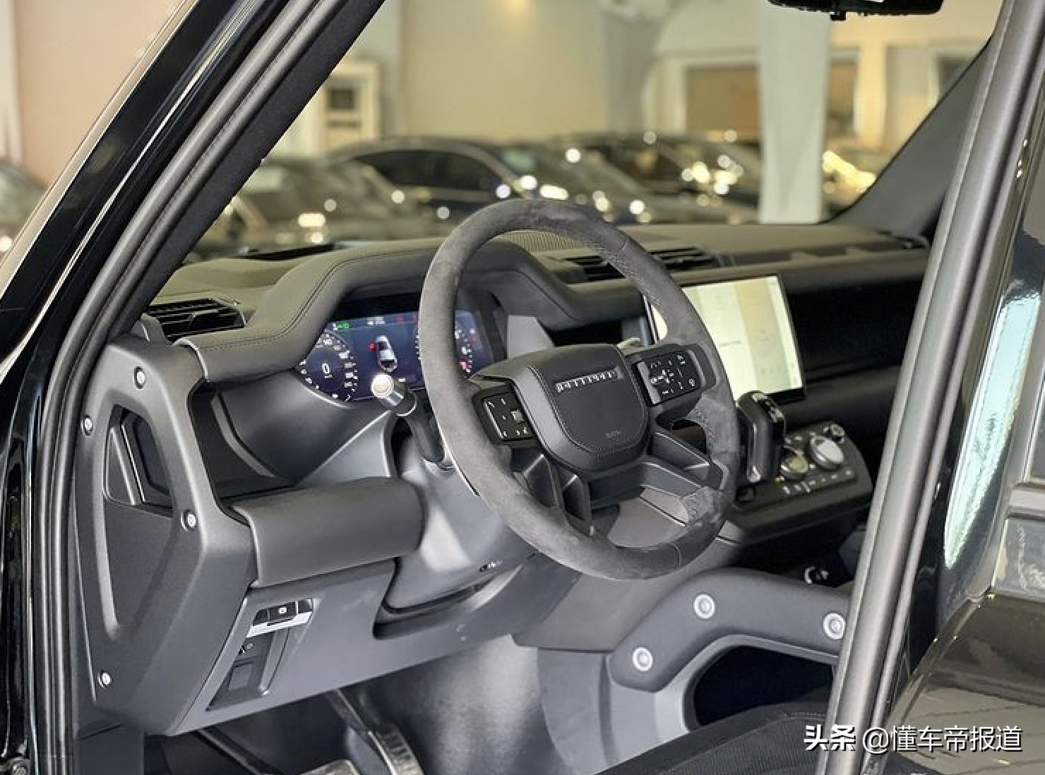 新车 </p><p>　　 约人民币86万起，路虎卫士V8实车曝光，竞争雷克萨斯LX600？