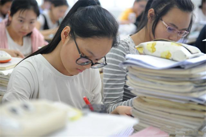 高考状元是女孩，出国留学也是女孩，女学霸越来越多，男孩去哪了