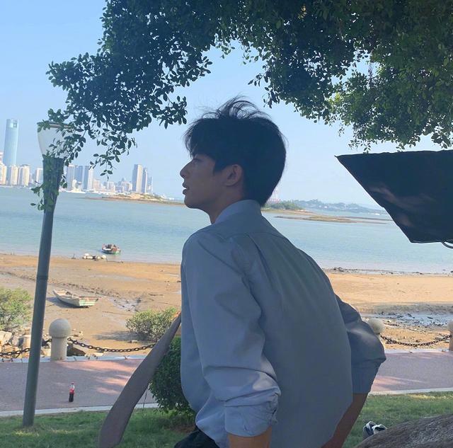 宋威龙的鼻梁有多高?靠近镜头微微侧脸那一刻,不料遮住了半边脸