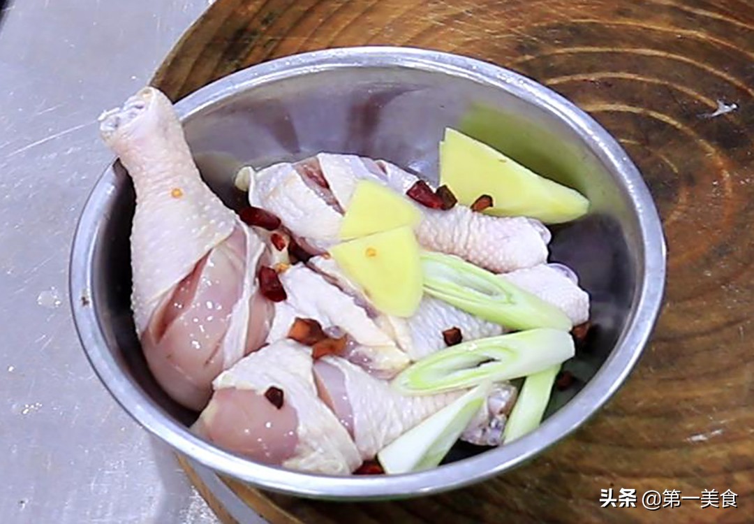 如何炸鸡腿教程（炸鸡腿零难度但却最好吃的做法分享）