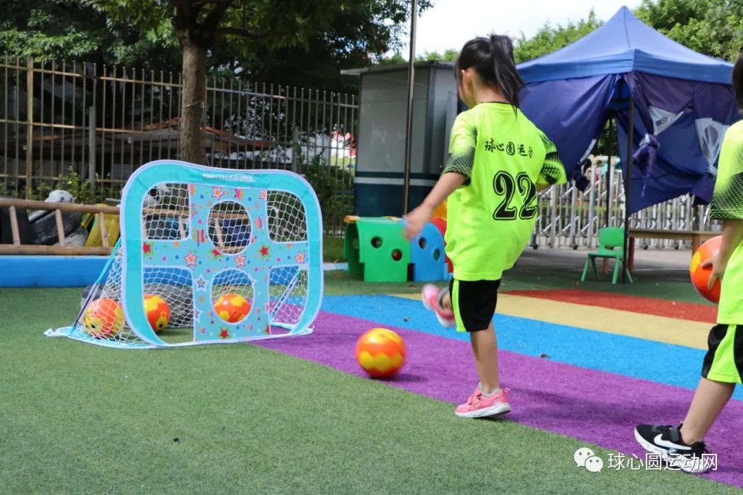 世界杯为什么要带个小孩进场(踢球，不仅会让孩子们快乐，也让他们更健康，更容易融入社会)